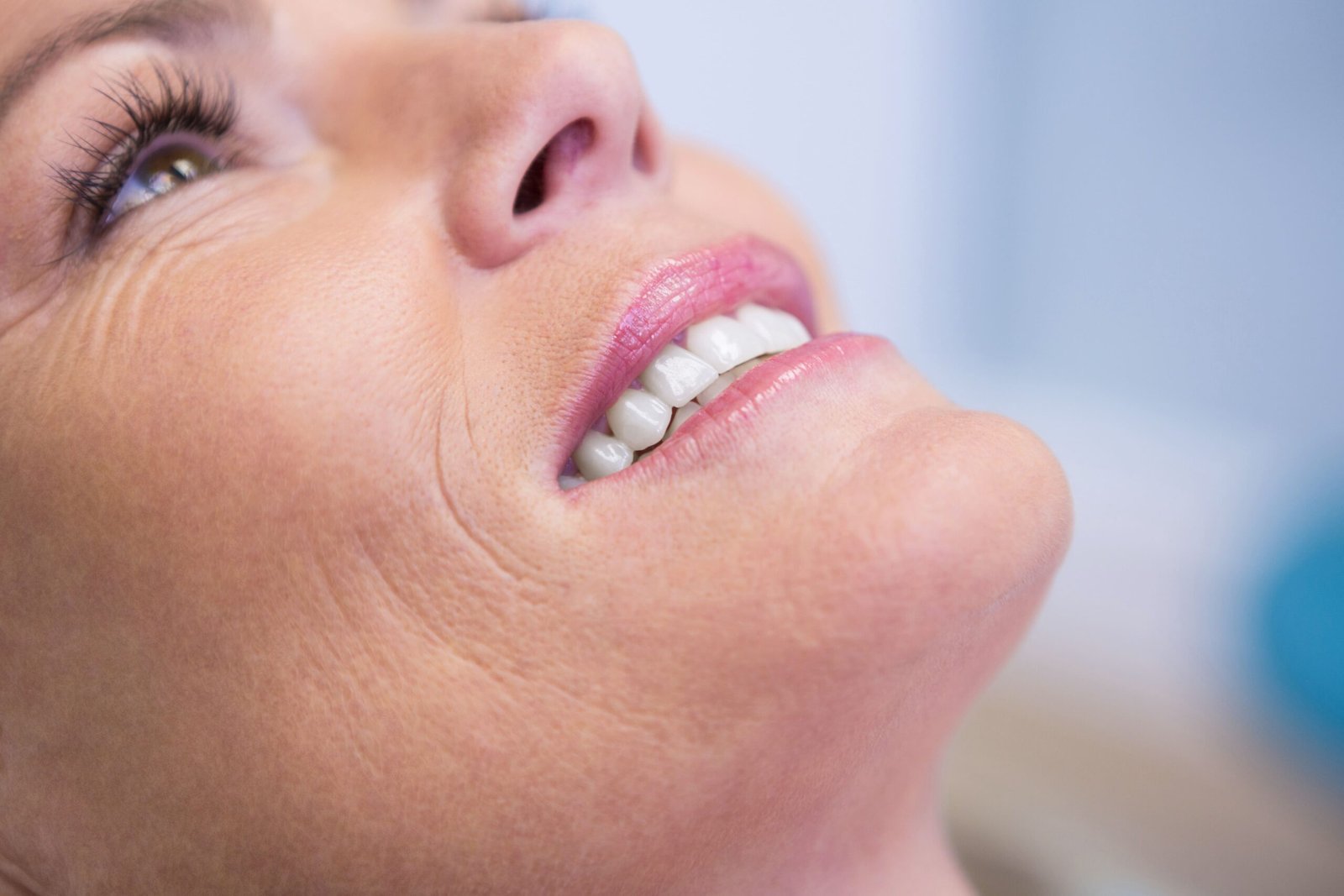paciente de implantes dentales en el gabinete de la clinica laheradental en carlet